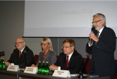 Za stołem prezydialnym siedzą od lewej: Dyrektor KSAP Jan Pastwa, Elżbieta Bieńkowska, Sławomir Brodziński, Mirosław Stec
