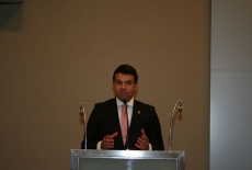 Nikola Poposki, Minister Spraw Zagranicznych Republiki Macedonii stoi na mównicy i przemawia