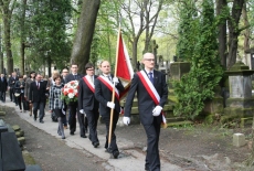 Kolumna pracowników KSAP przechodz przez cmentarz na czele poczet sztandarowy