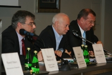 Michał Boni i dwóch dyrektorów siedza przy stole