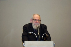 prof. Bohdan Cywiński stoi przy mównicy i przemawia