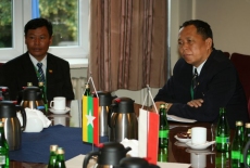 Dwóch przedstawicieli administracji publicznej Republiki Związku Myanmar (Birmy)
