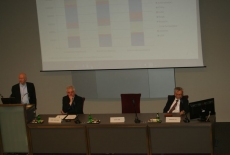 Pan Michał Boni Soi przy mównicy i przemawia, obok przy stole siedzą Dyrektor KSAP i Mirosław Stec