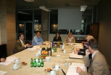 Uczestnicy spotkania siedzą przy stole