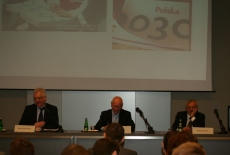 Przy stole siedzą Dyrektor KSAP, Michał Boni, Mirosław stec