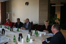 przedstawiciele administracji publicznej Ukrainy oraz przedstawiciele KSAP siedzą przy stole