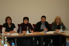 przedstawiciele administracji rządowej z Bułgarii siedzą w ławkach