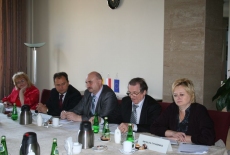  przedstawiciele administracji publicznej Ukrainy siedza przy stole