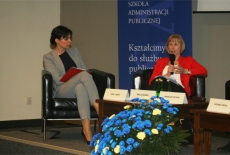 Przy stole prezydialnym siedzi od lewej: dr Anna Jaroń i Pani Ewa Synowiec.