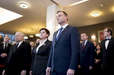 W hallu KSAP stoją Prezydent RP Andrzej Duda, Premier RP Beata Szydło, Prezes PiS Jarosław Kaczyński. W tle pozostali goście uroczystości.