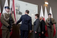 Prezydent RP Andrzej Duda, Premier Beata Szydło, Prezes PiS Jarosław Kaczyński odsłaniają tablicę pamiątkową. Po obu stronach tablicy stoi warta honorowa.