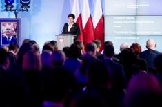 Premier Beata Szydło przemawia w auli KSAP. 