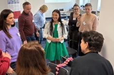 uczestnicy projektu podczas warsztatu - stoją w grupie i rozmawiają