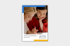 Okładka oferty szkoleniowej KSAP na jesień 2026 z osobami pracującymi nad dokumentem oraz logo KSAP.