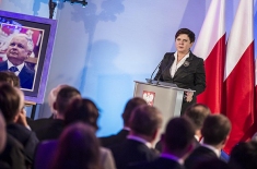 Premier Beata Szydło przemawia przy mównicy.