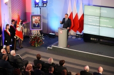 Prezydent Andrzej Duda przemawia przy mównicy.