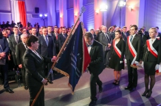 Premier Beata Szydło trzyma sztandar, Dyrektor KSAP klęka przed sztandarem