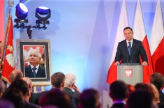 Prezydent Andrzej Duda przemawia przy mównicy.
