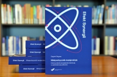 podręcznik Efekt Synergii na tle półek z książkami