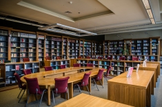 Biblioteka KSAP - duży owalny stół z kilkunastoma krzesłami