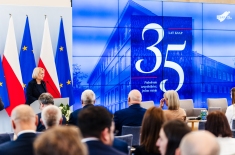 uczestnicy uroczystości w sali im. A. Walentynowicz w KPRM, przemawia dyrektor KSAP