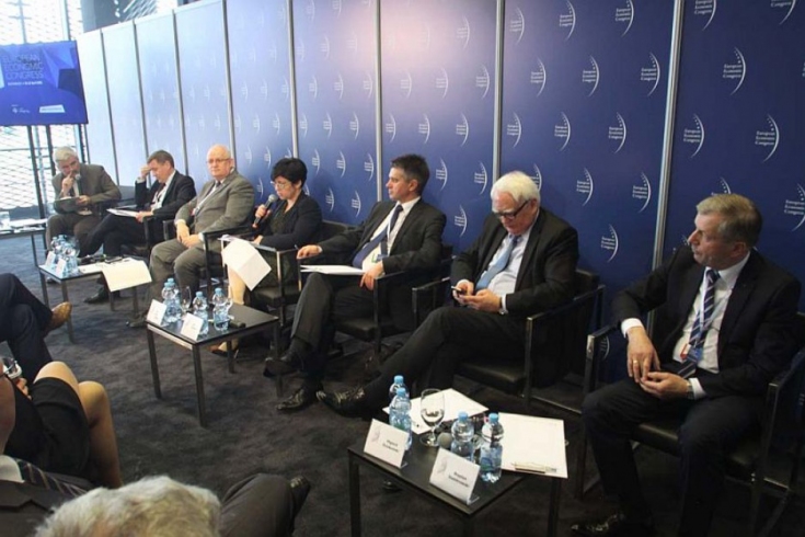 Jan Pastwa i inni prelegenci debatują w sali konferencyjnej