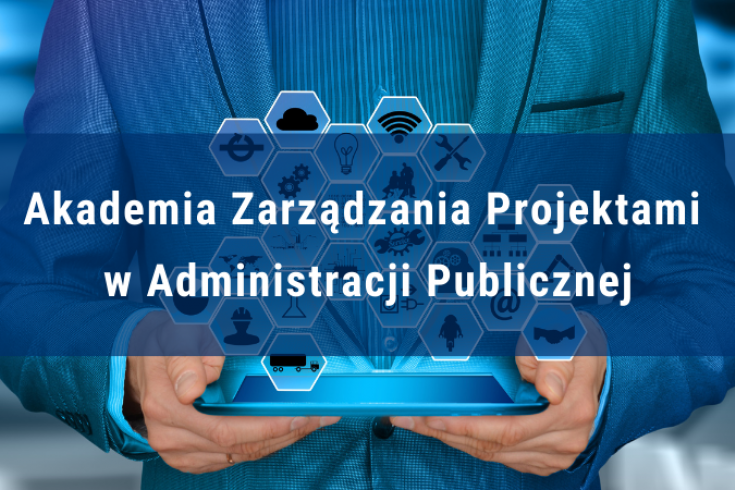 mężczyzna trzymający tablet, nad którym widoczne są sześciokąty z ikonkami. Na tym tle napis Akademia Zarządzania Projektami w Administracji Publicznej