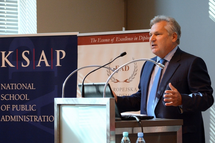 Prezydent Aleksander Kwaśniewski przemawia na mównicy w auli KSAP