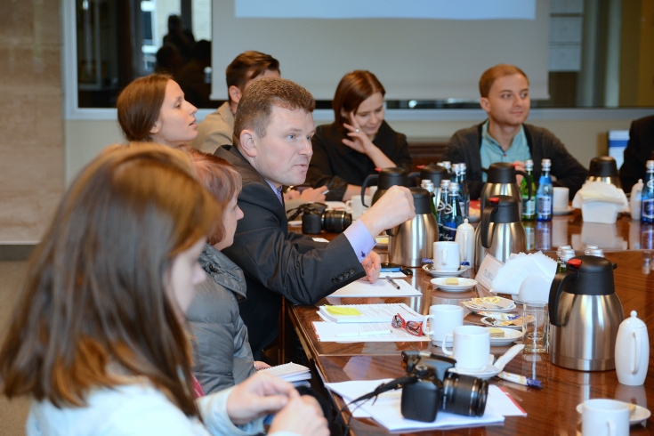 Dziennikarze z Ukrainy siedzią przy stole.