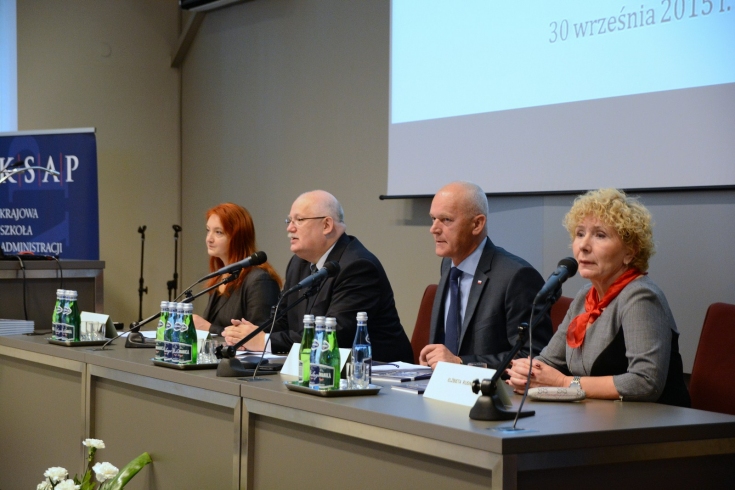 Za stołem prezydialnym zasiadają od lewej: Barbara Stasiak, Jan Pastwa, Jarosław Brysiewicz, Elżbieta Rusiniak