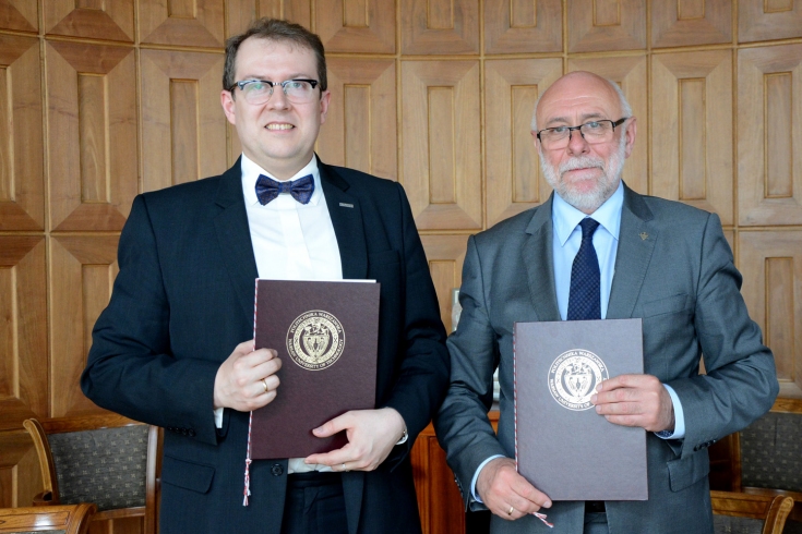 Dyrektor KSAP i Rektor Politechniki Warszawskiej prezentują podpisane porozumienie