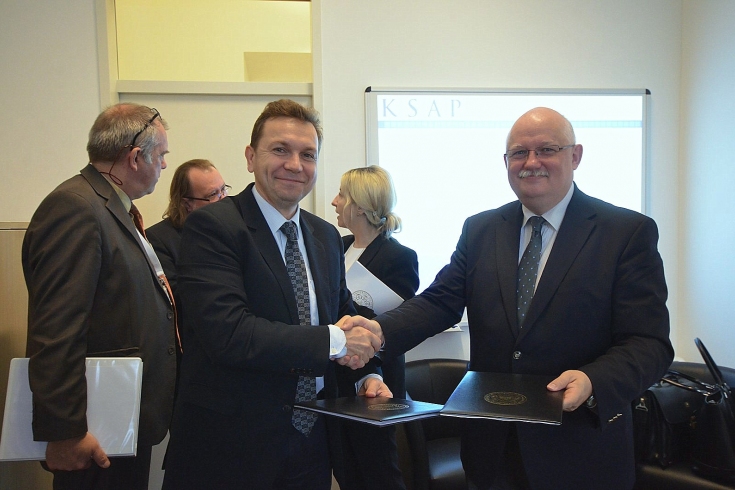 Pan Norbert Kis, vice-rector NUPS i Jan Pastwa Dyrektor KSAP podają sobie ręce po podpisaniu porozumienia