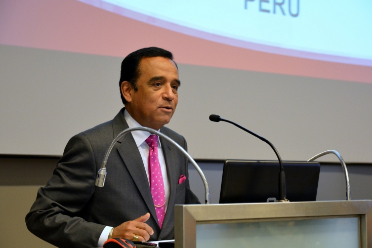 Ambasador Peru przemawia z mównicy w auli KSAP.