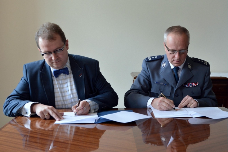 Dyrektor KSAP i Rektor Wyższej Szkoły Policji w Szczytnie podpisują porozumienie