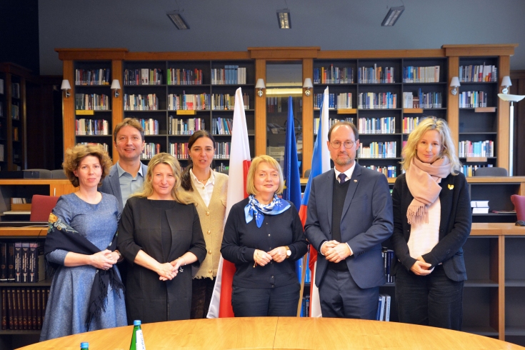 grupowe zdjęcie uczestników spotkania w bibliotece KSAP