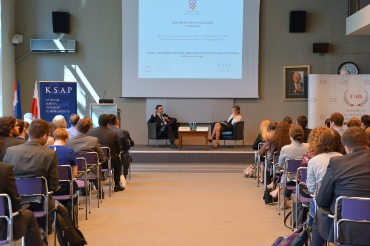 Na fotelach przy stole prezydialnym siedzi Minister Spraw Spraw Zagranicznych Chorwacji Pan Miro Kovač oraz Katarzyna Pisarska, Dyrektor EAD, a na widowni zgoradzeni goście.