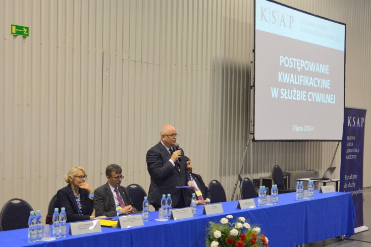 W prezydium siedzi Urszula Dubejko Dyrekttor DSC KPRM, Dobromir Dowiat-Urbański Szef SC, Jan Pastwa Dyrektor KSAP przemawia stojąc dalej siedzi Marek Kisilowski.