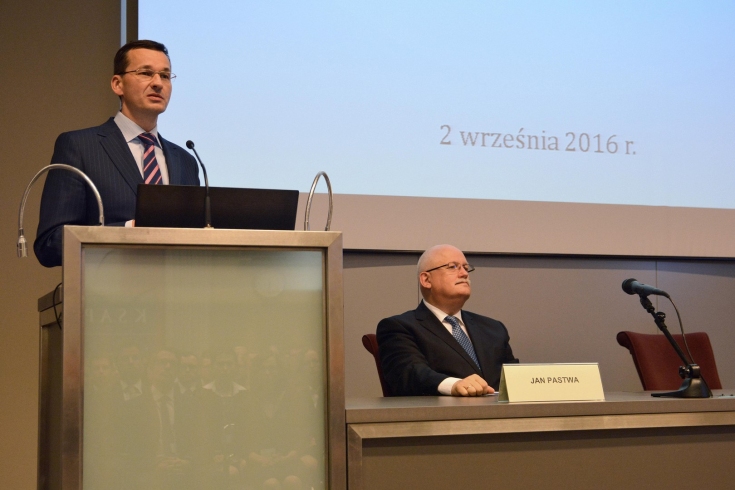 Wiceprezes Rady Ministrów, Minister Rozwoju Mateusz Morawiecki stoi przy mównicy podczas wystąpienia, z lewej stony siedzi Dyrektor KSAP Jan Pastwa.