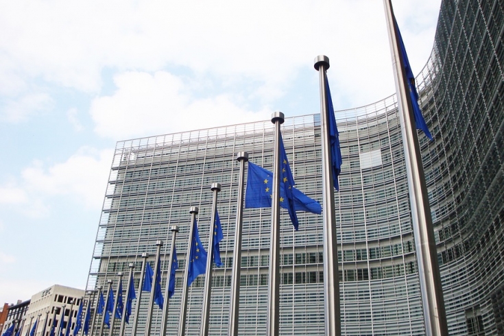 Flagi Unii Euroepjskiej na tle budynku Komisji Europejskiej