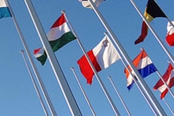 Powiewające flagi państw członkowskich UE