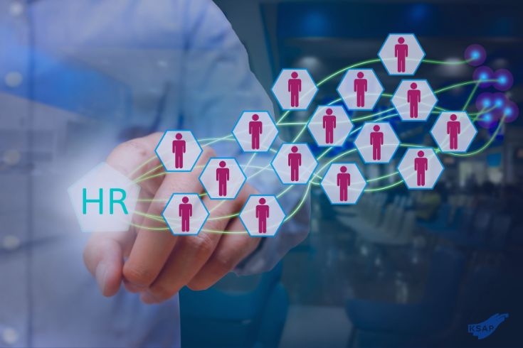 Grafika przedstawiająca dłoń osoby naciskającej ikonę z napisem ‘HR’, z której wychodzi sieć połączonych sześciokątnych ikon symbolizujących pracowników