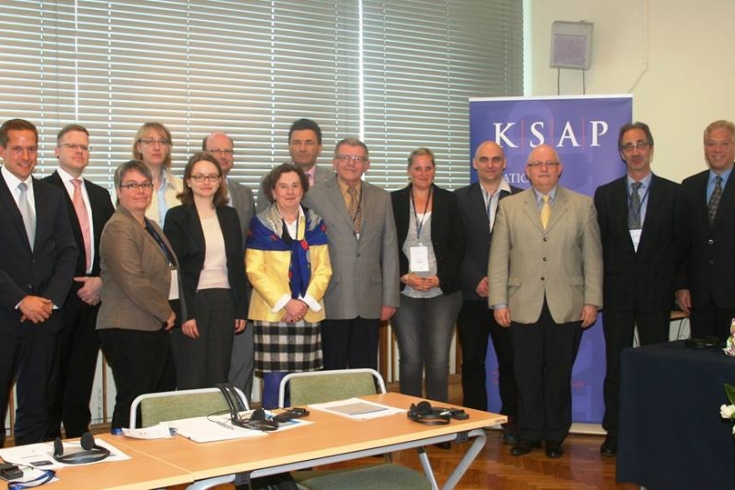 Zdjęcie grupowe urzędników administracji publicznej z Niemiec wraz z organizatorami wizyty.