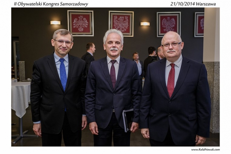 Prezes NIK Krzysztof Kwiatkowski i Dyrektor KSAP Jan Pastwa stoją w holu KSAP. Po między nimi stoi uczestnik kongresu.