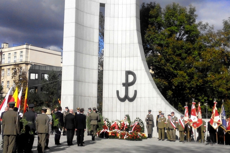 Uroczystości państwowe pod pomnikiem Polskiego Państwa Podziemnego i Armii Krajowej