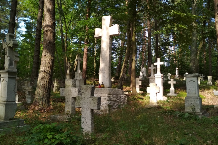 Krzyże i nagrobki w lesie