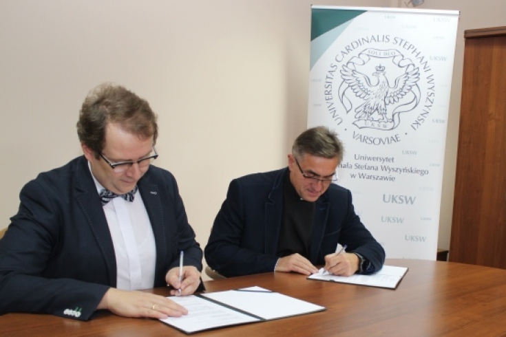 Dyrektor KSAP i Rektor UKSW podpisują umowę o współpracy