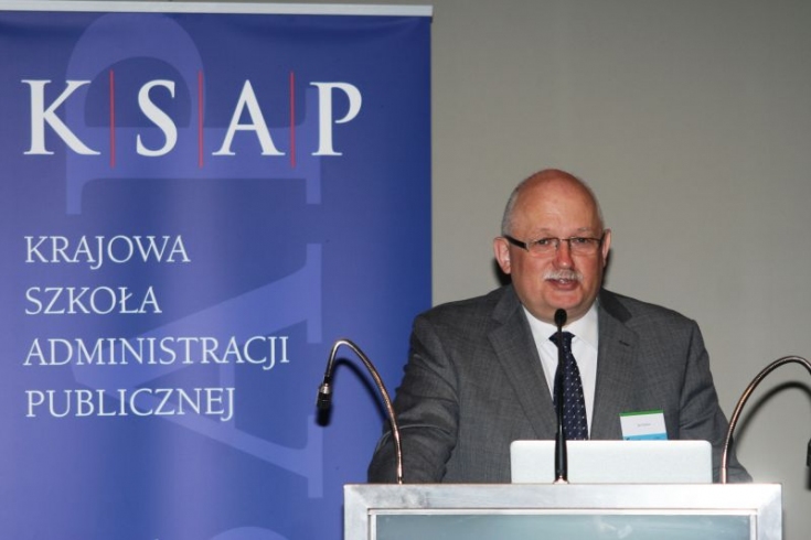 Dyrektor Krajowej Szkoły Administracji Publicznej Jan Pastwa przemawia na podium podczas konferencji.