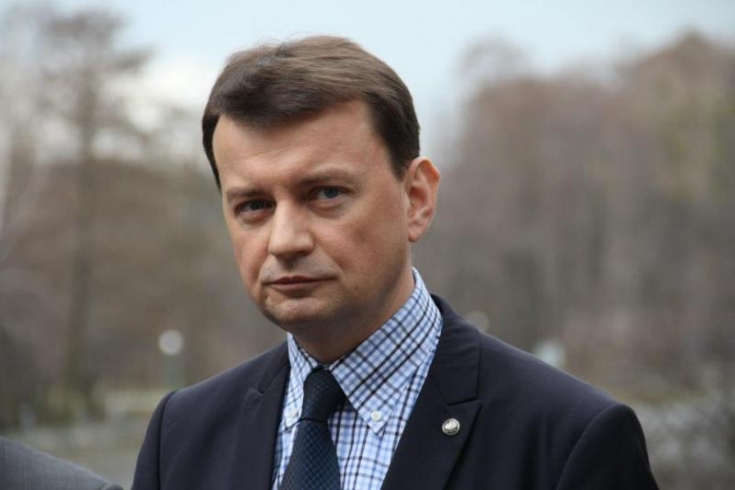 Mariusz Błaszczak na tle drzew