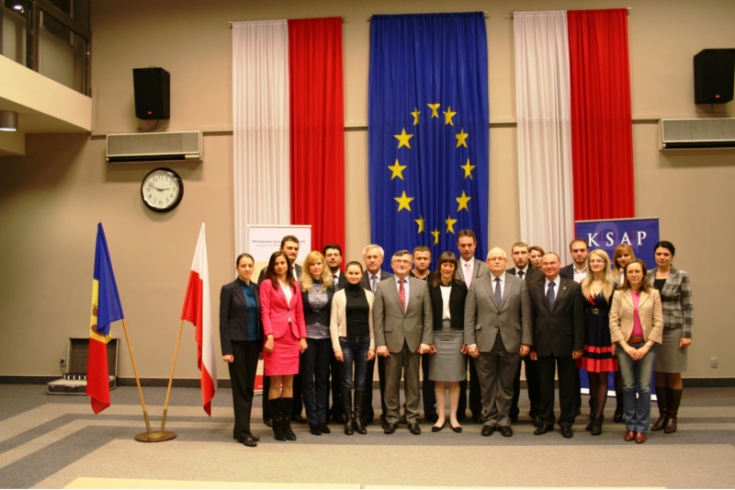 Zdjęcie grupowe na tle flag: Polskiej i UE.