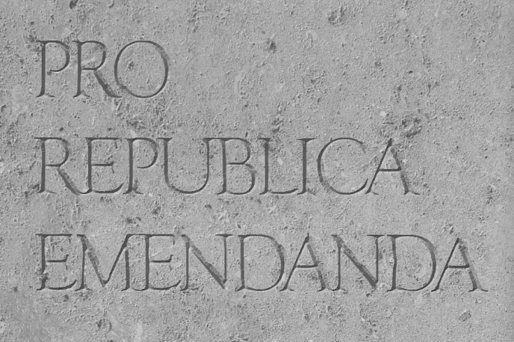 Napis Pro Republika Emendanda wyryty w kamieniu